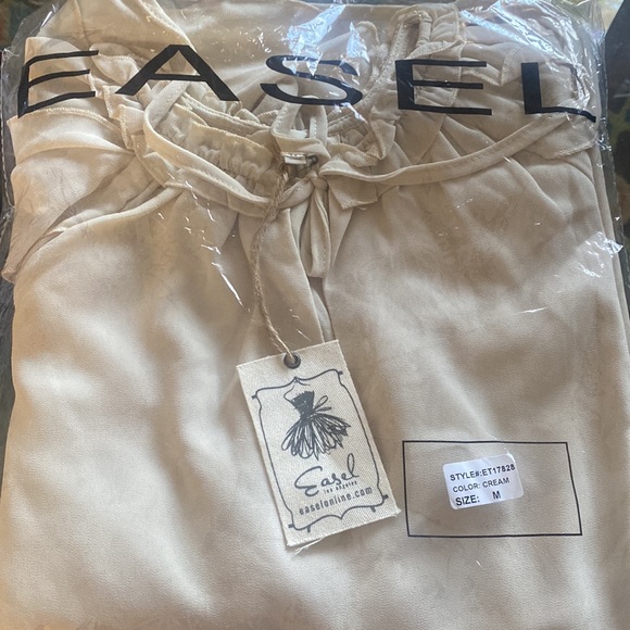 Easel Ruffle Long Sleeve Top. Color: Cream - Picture 5 of 5